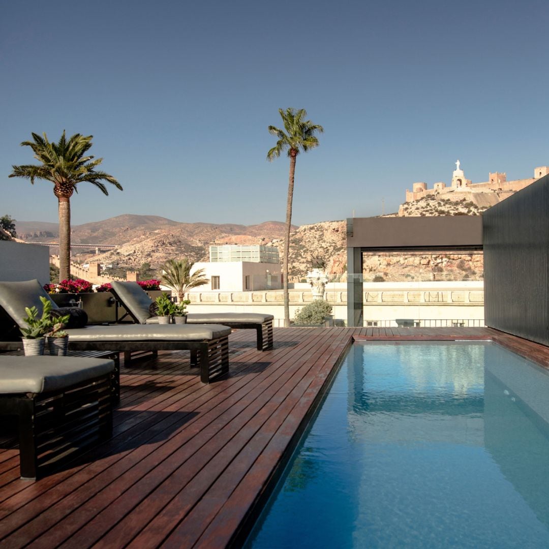 Azotea de AIRE Ancient Baths Almería, con la alcazaba al fondo