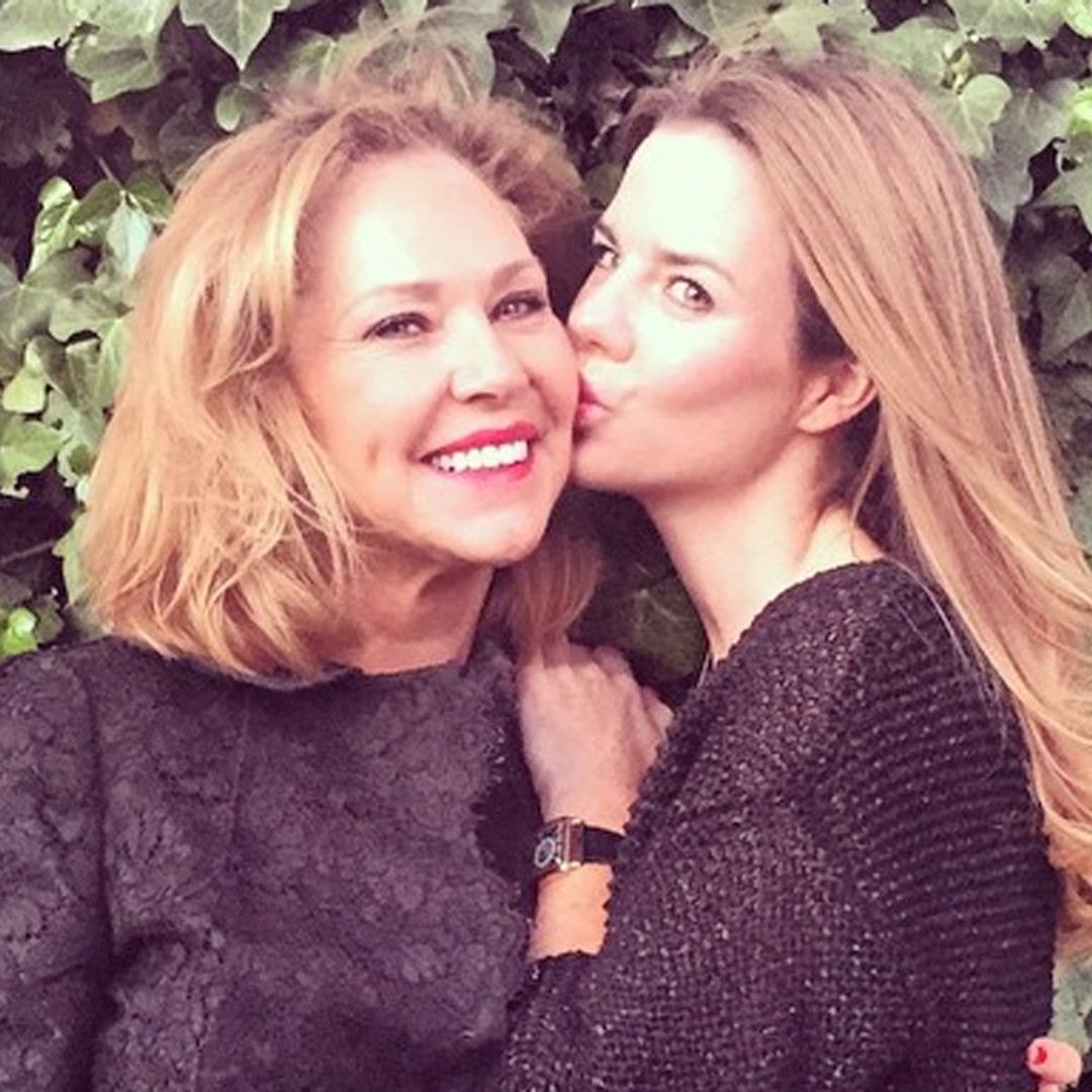 Amelia Bono y sus hermanos celebran el cumpleaños de su madre en la distancia