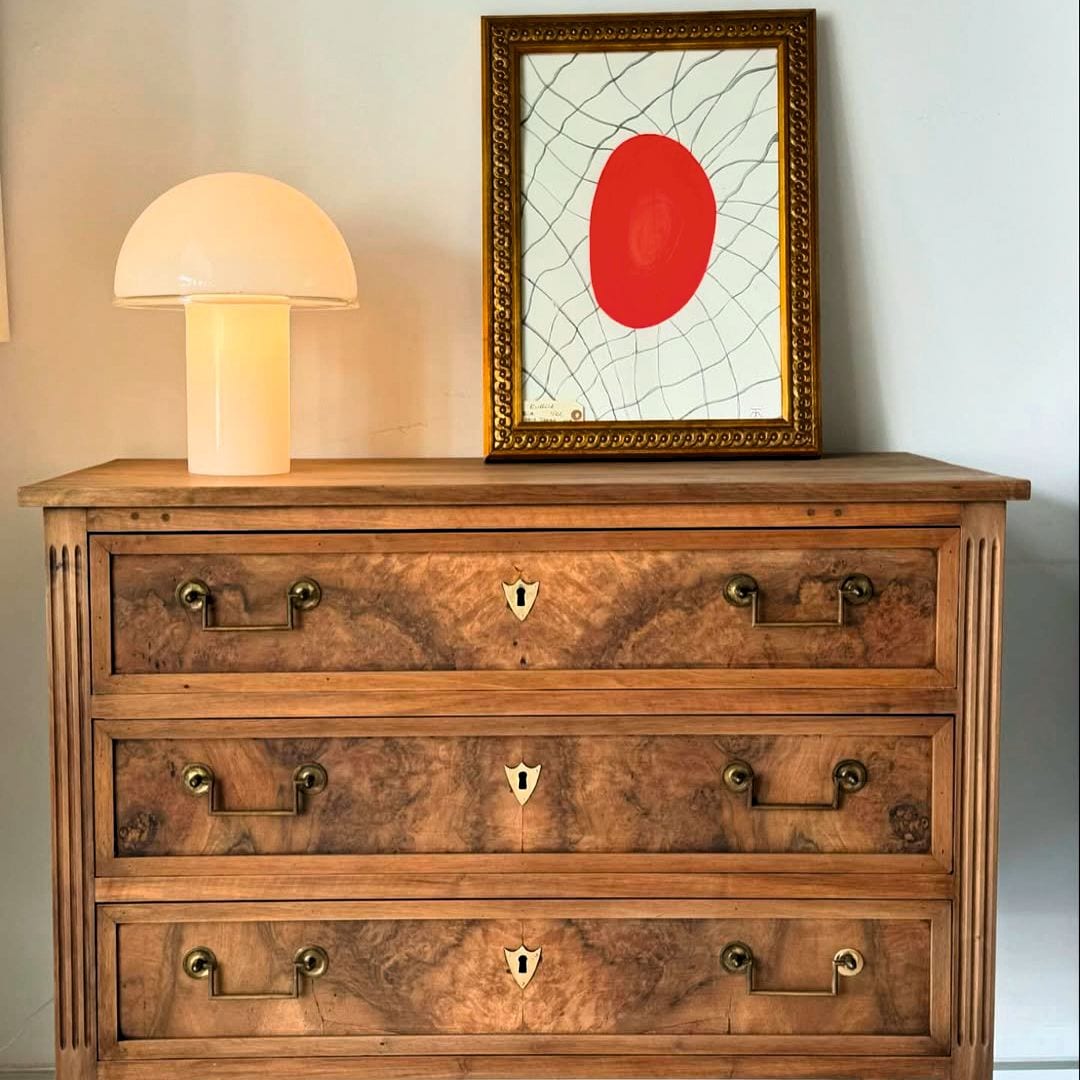 Tienda de muebles y decoración en El Rastro, Madrid. Los espacios dedicados a las antigüedades, el arte y la decoración se han convertido en uno de los puntos más visitados de este mercado madrileño. Mueble y decoración 