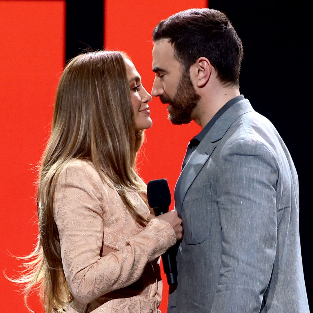 Risas, miradas y ''casi beso": las fotos de Jennifer Lopez y Brett Goldstein en Nueva York que han desatado los rumores