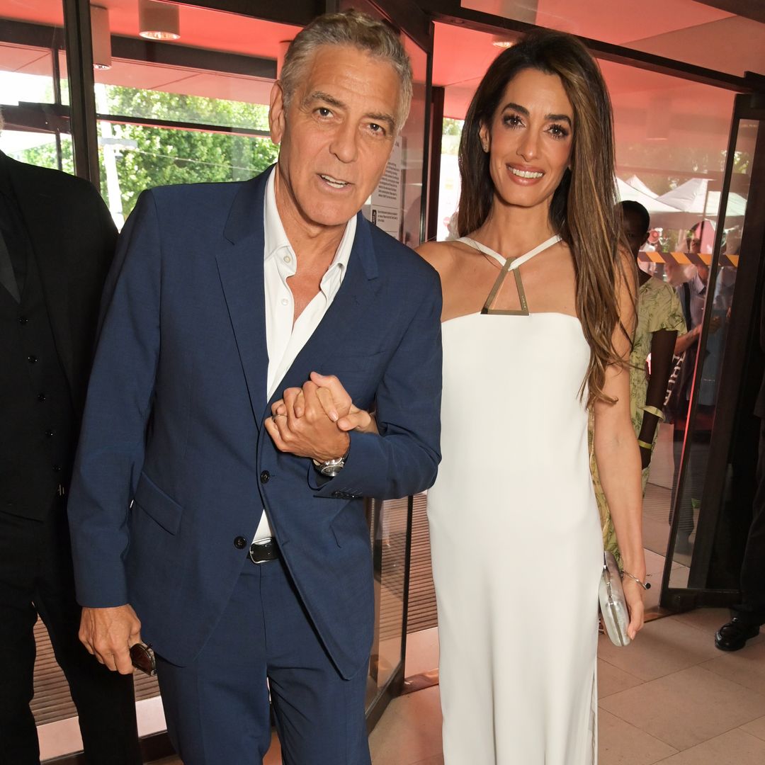 Una experta en colorimetría analiza los looks de Amal Clooney: "Es inteligente y coherente con el discurso que quiere transmitir"