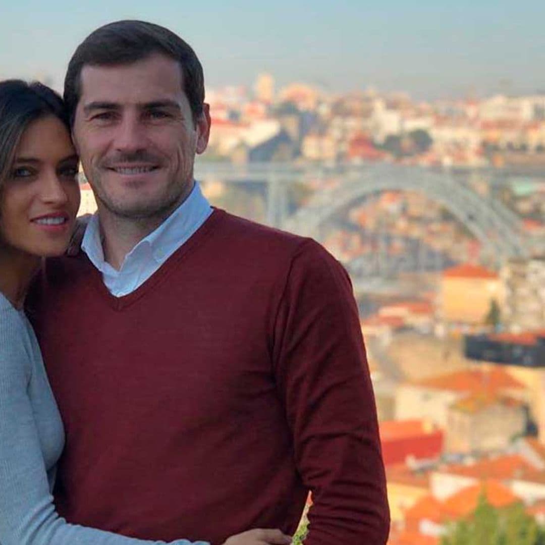Sara Carbonero comenta, con sorna y gracia, el 'look' de un jovencísimo Iker casillas