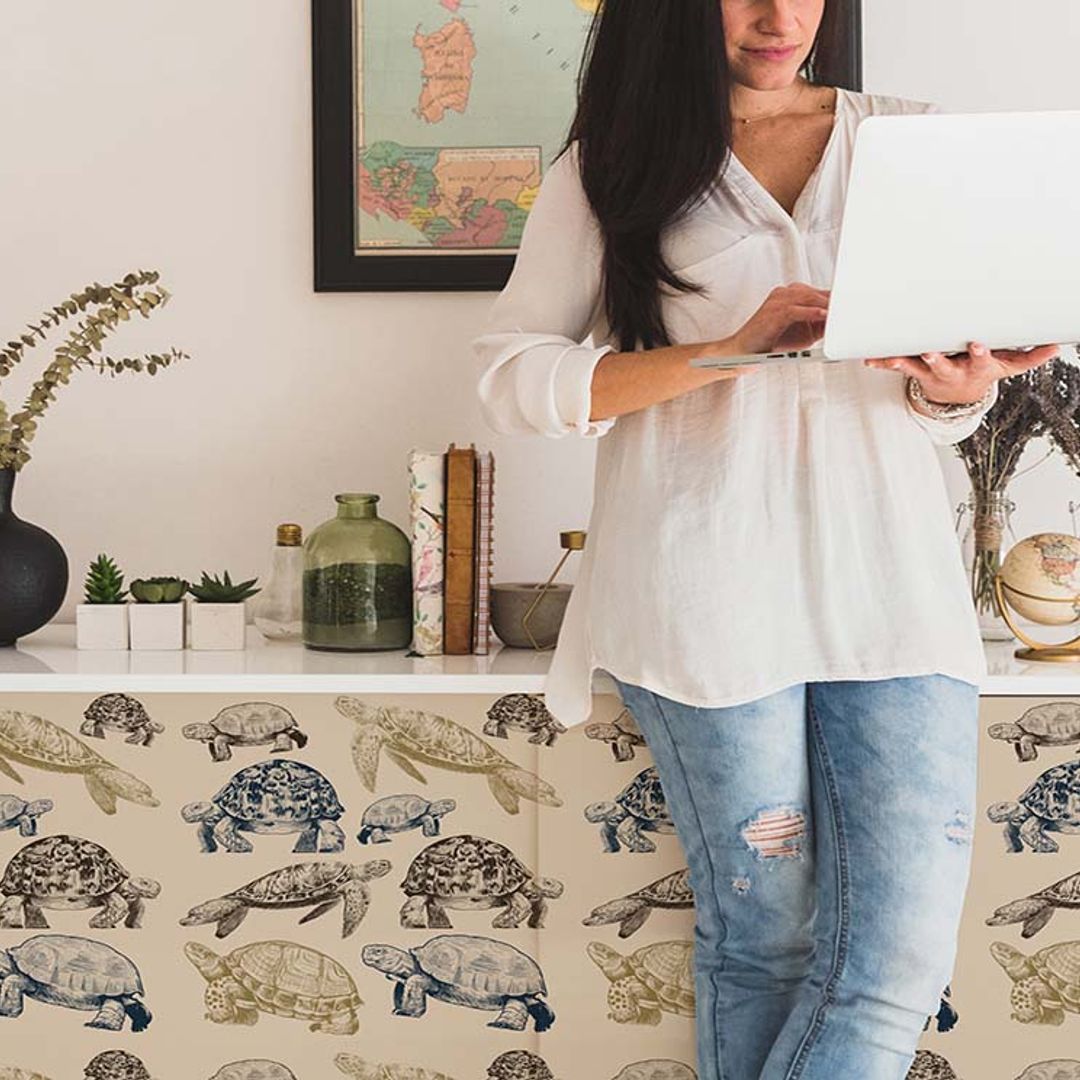 Descubre las mejores ideas para decorar muebles con papel pintado