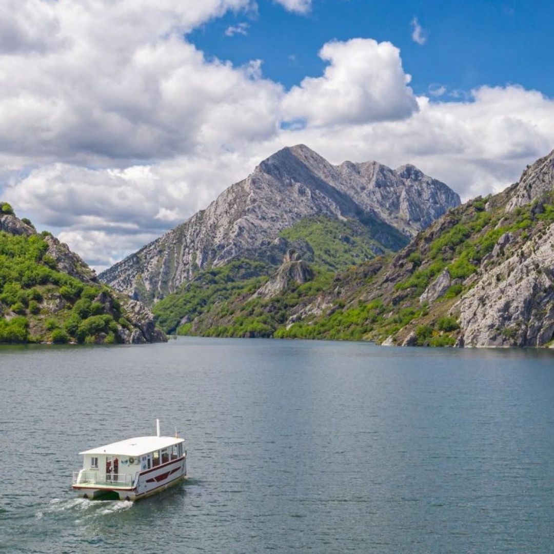 Barco por el embalse de Riaño, León