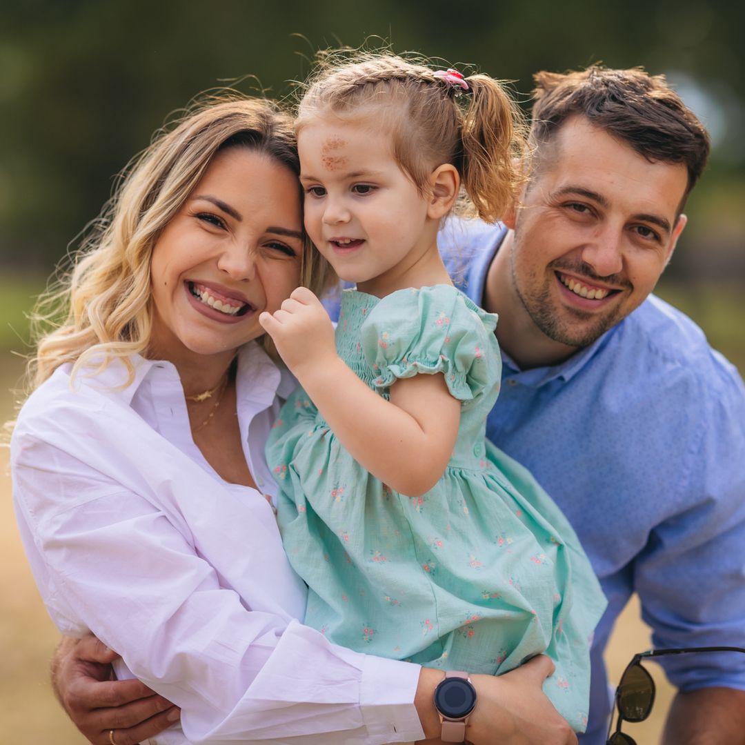 Pareja feliz con su hija