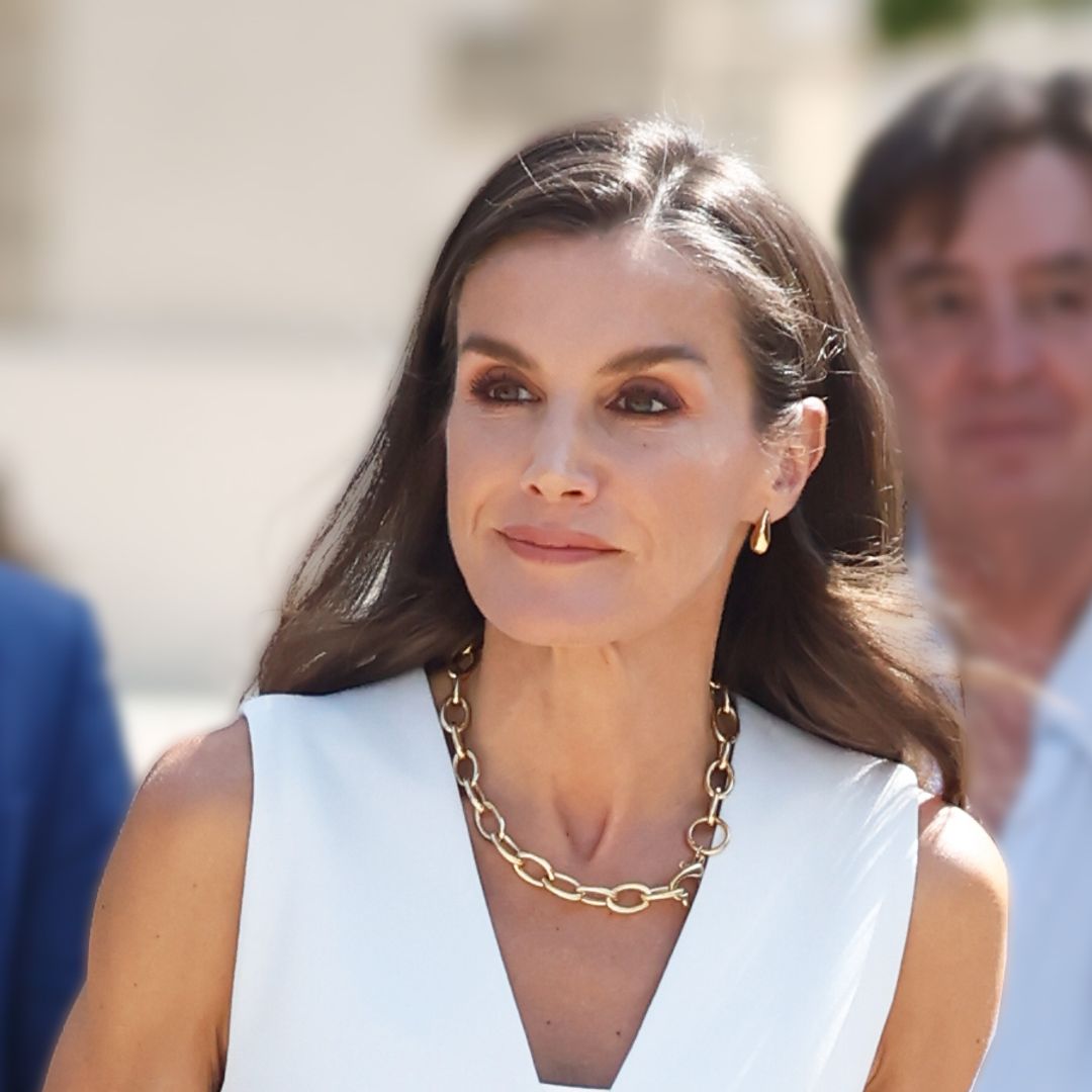 Luis Antón, psicólogo, explica por qué la reina Letizia siempre lleva la raya lateral: "Funciona como una señal de continuidad: me reconozco así"