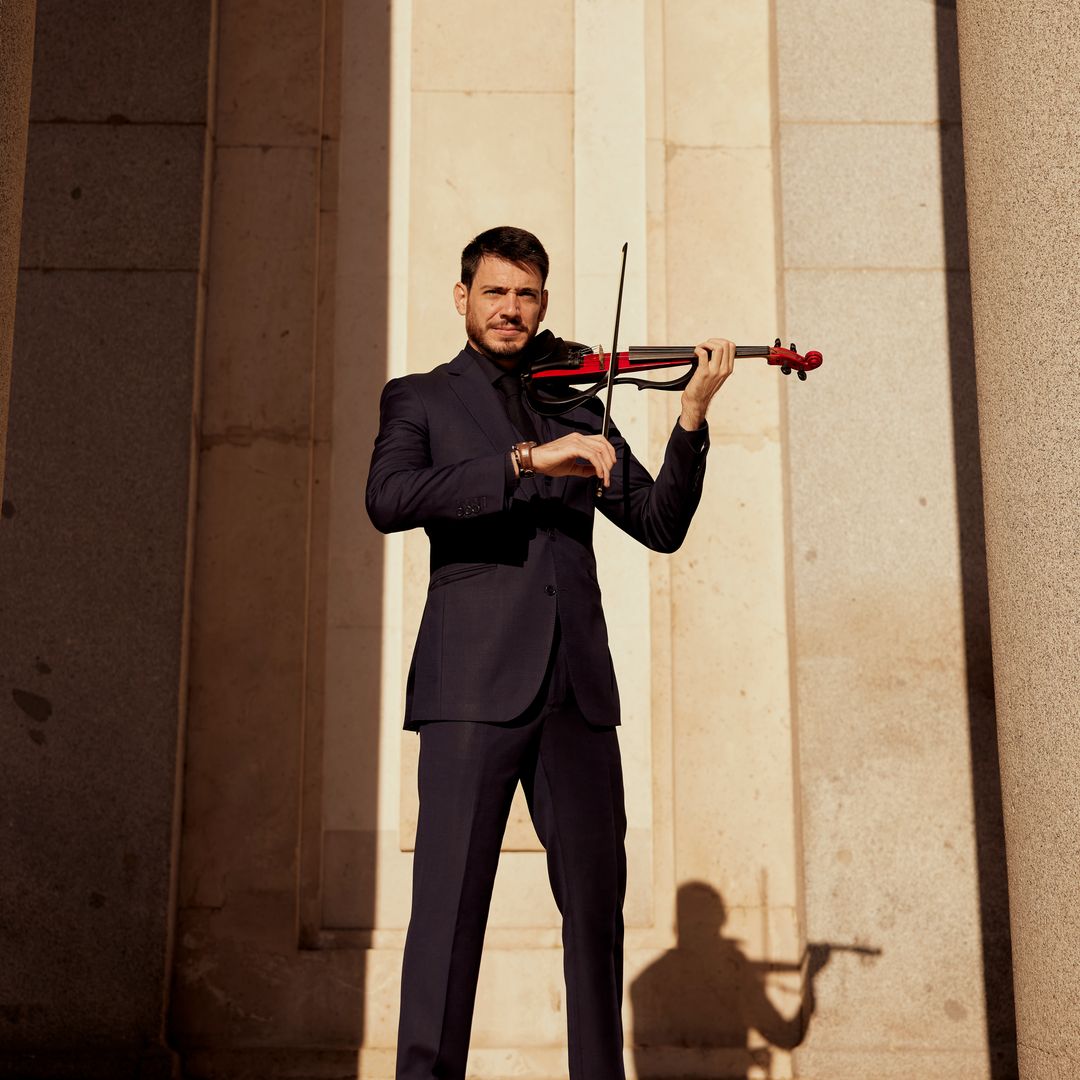 Hablamos con Pablo Navarro, el violinista que ha revolucionado la música y ha tocado para la reina Letizia, los Alba y los Pombo: "Son encantadores"