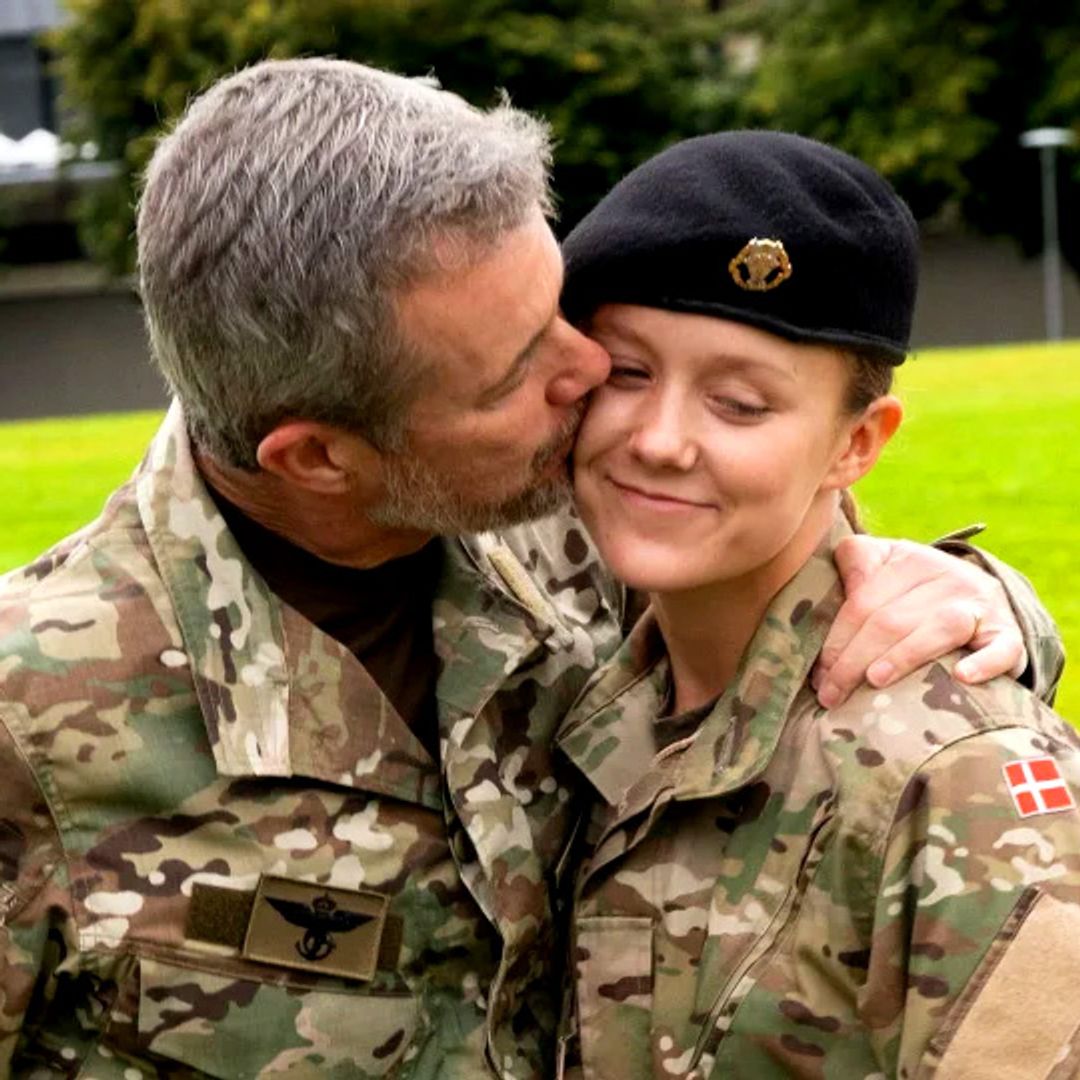El emocionante reencuentro de los reyes Federico y Mary de Dinamarca con su hija Isabella (19 años) tras su ingreso en el ejército