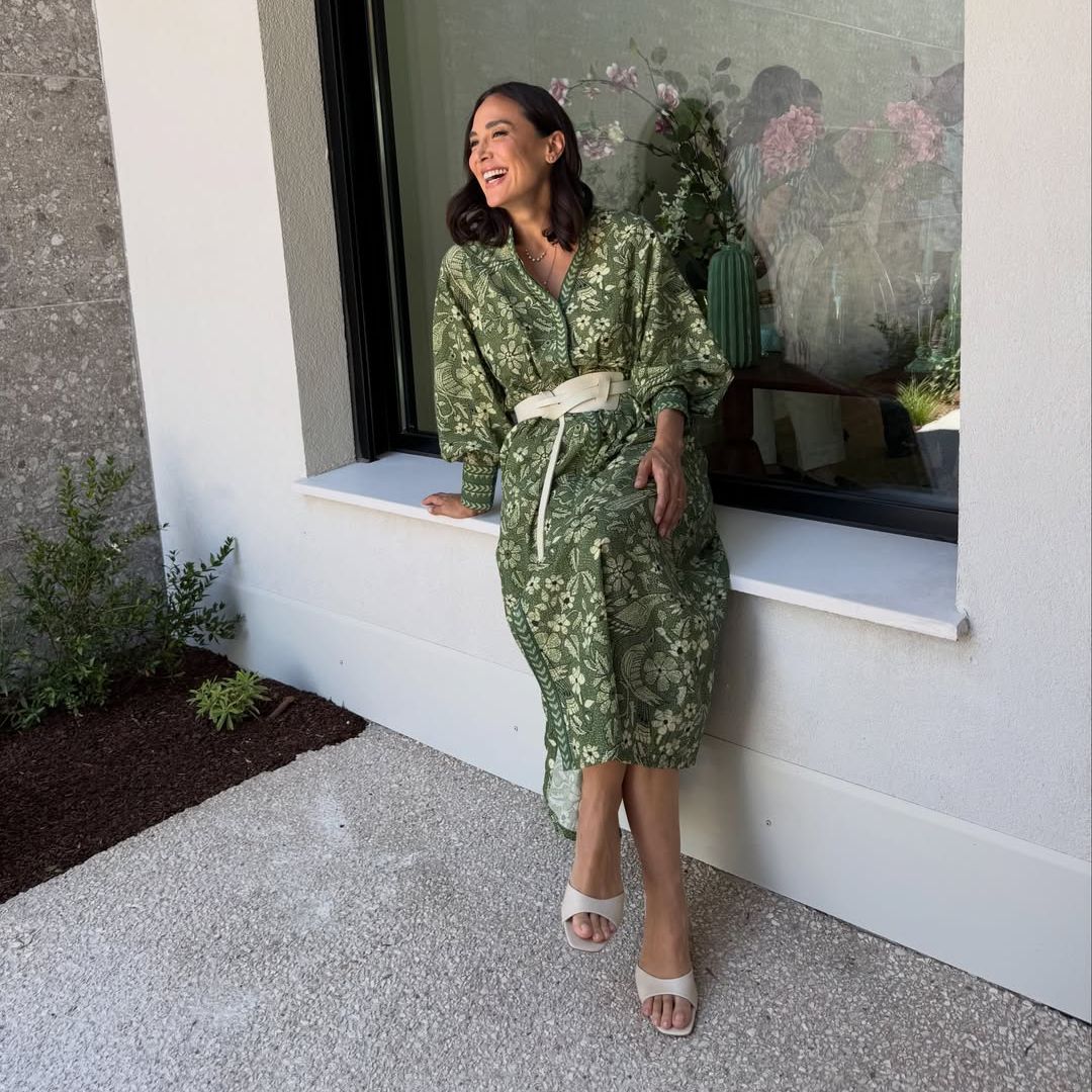 Tamara Falcó deslumbra con uno de los looks más especiales de su colección: caftán de flores, cinturón ancho y sandalias de pala