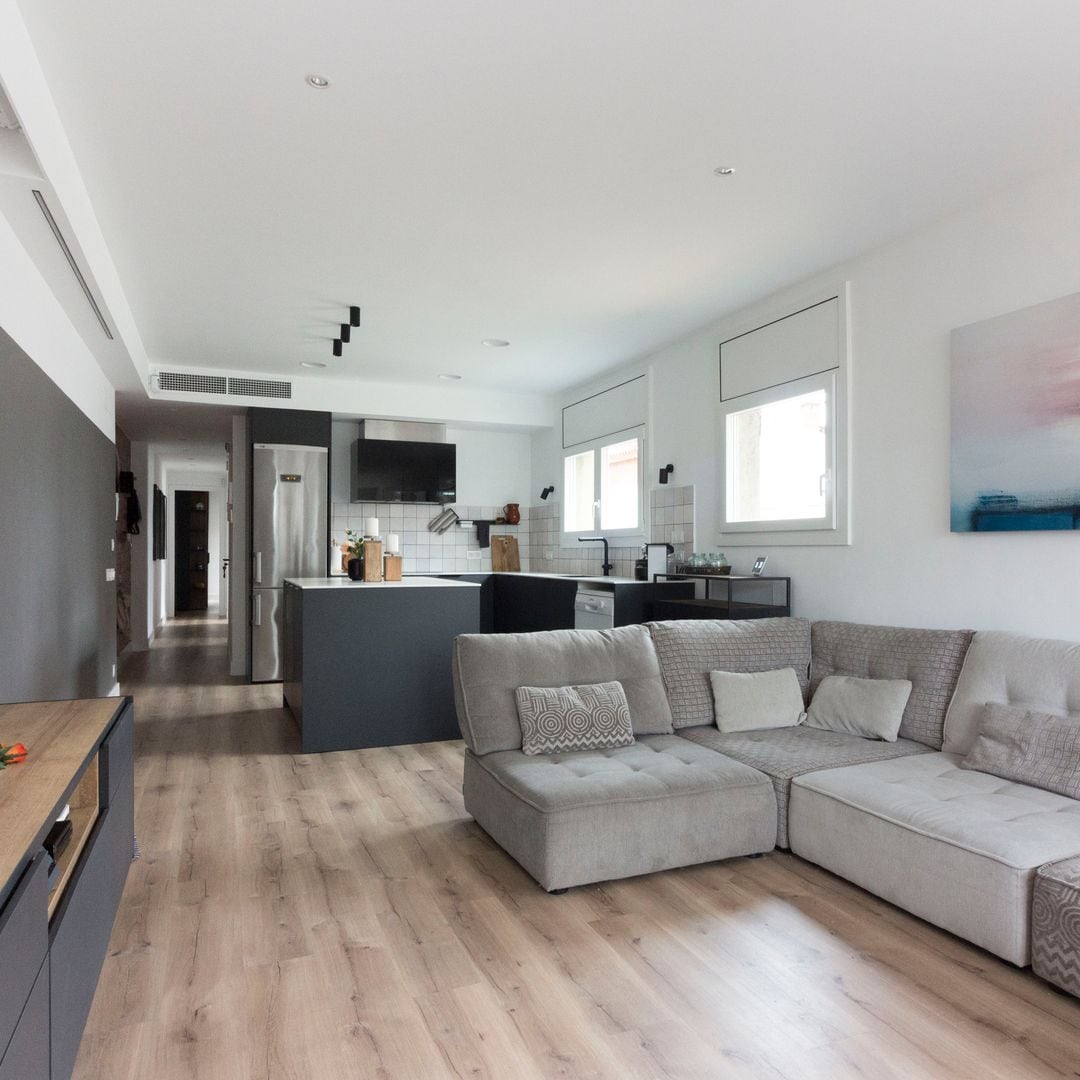 Un piso en Granollers, estrecho de menos de 4 m de ancho, convertido en un hogar luminoso con cocina abierta
