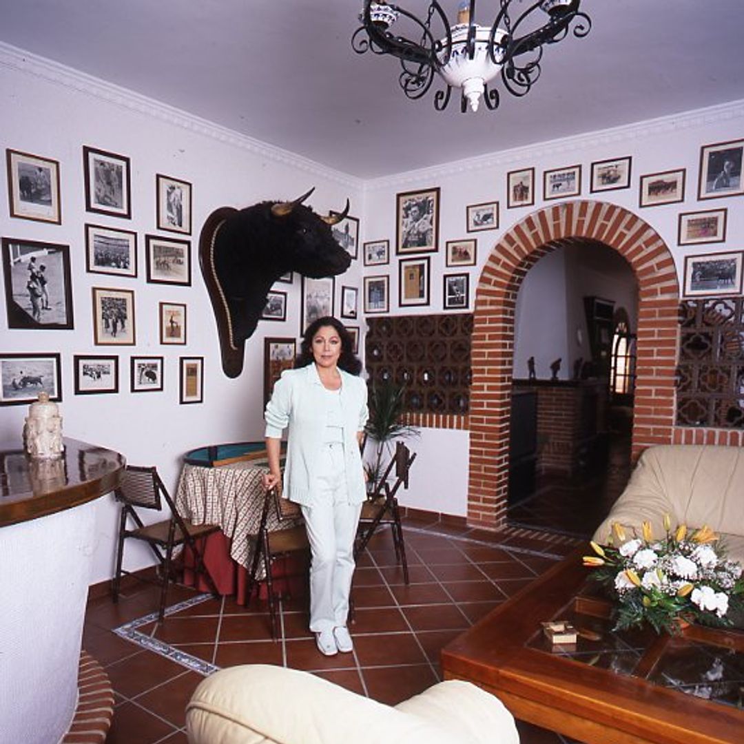 Isabel posa en uno de los salones de Cantora