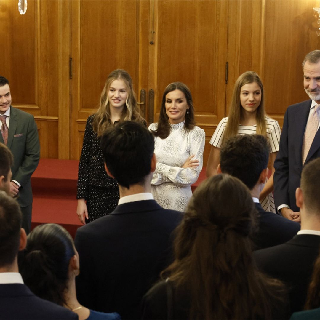 Los Reyes piden consejo a los universitarios para sus hijas y Leonor cuenta cómo está siendo su experiencia en Gales