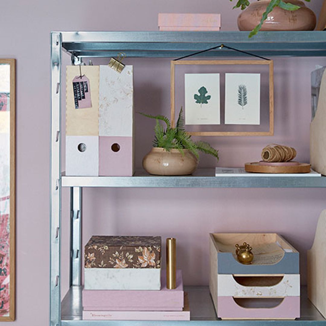 ¿Tienes una simple estantería de metal? Conviértela en un mueble de diseño para tu estudio