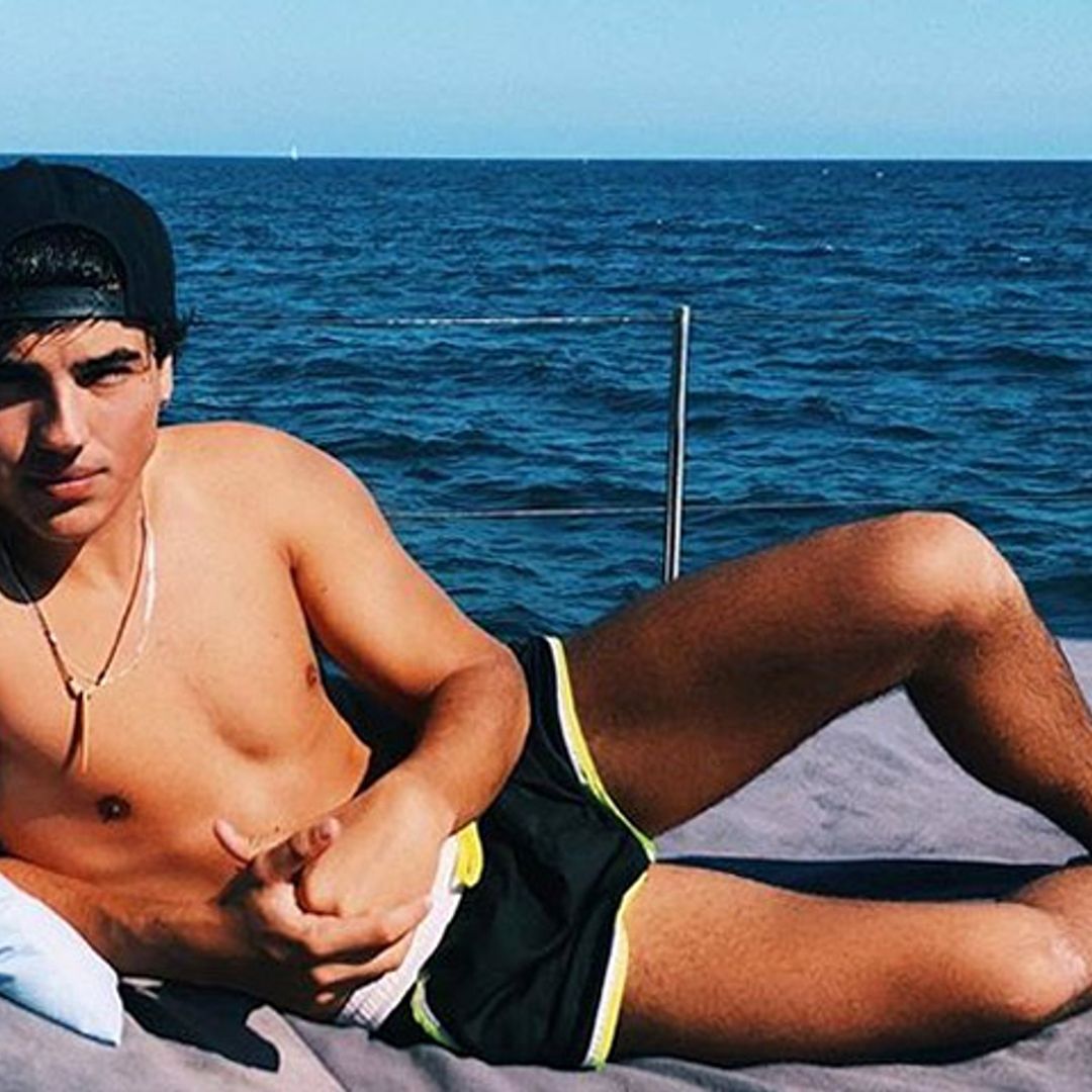 Óscar Casas, hermano de Mario Casas, sufre un pequeño 'accidente' durante sus vacaciones