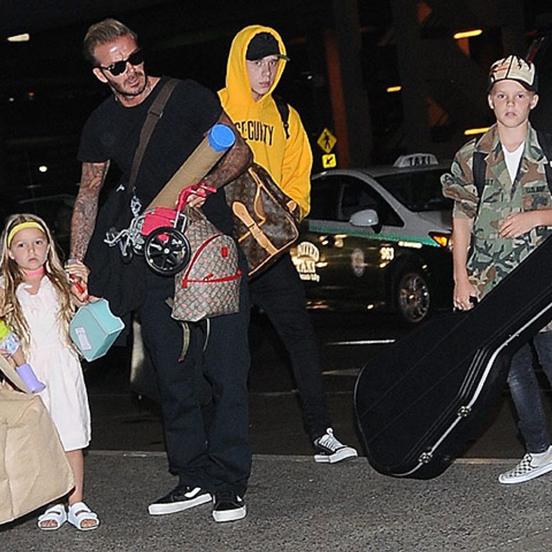 David Beckham, un papá todoterreno al que nada le impide viajar con sus hijos, las maletas y los juguetes de Harper