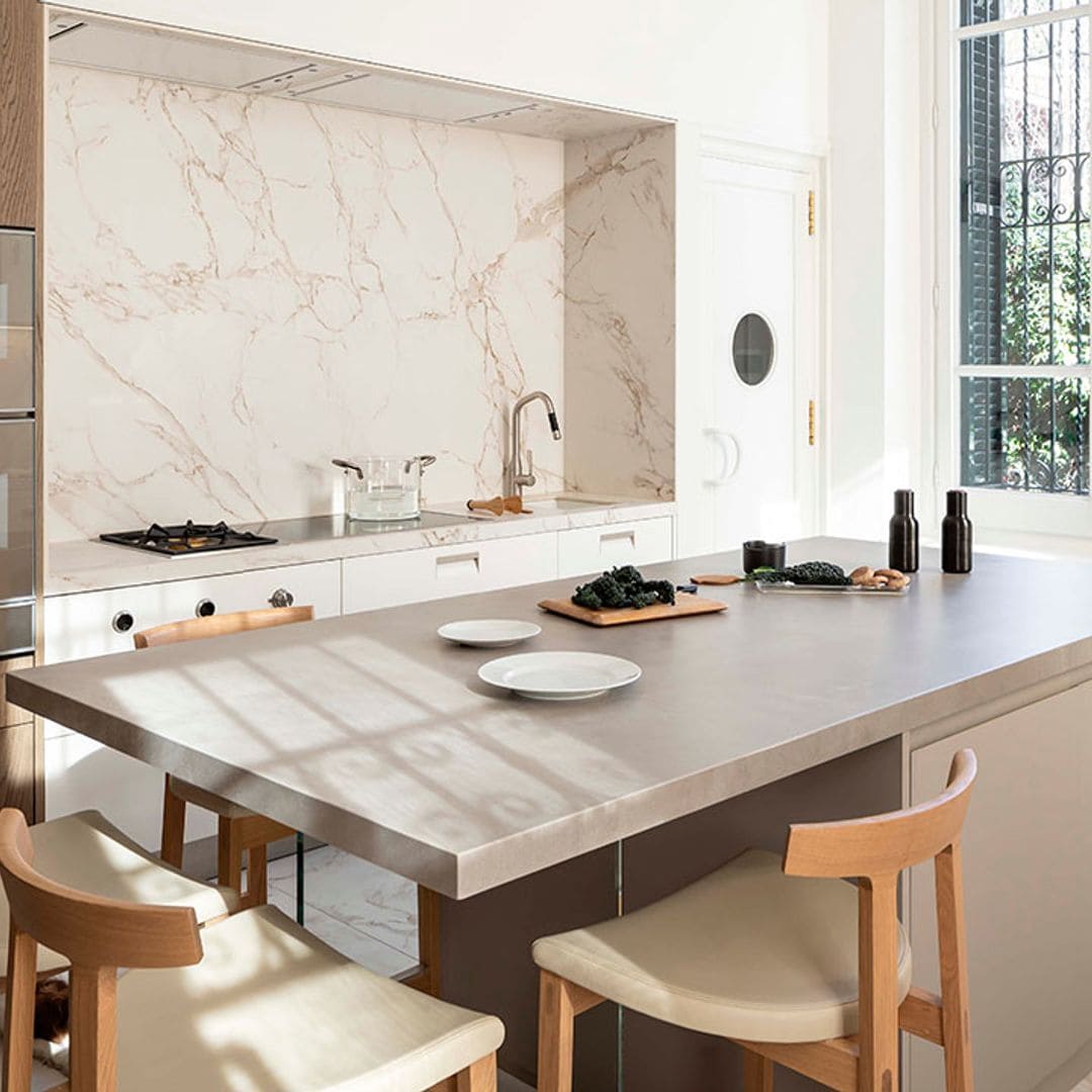 Una gran cocina de estilo sofisticado y techos altísimos que irradia modernidad