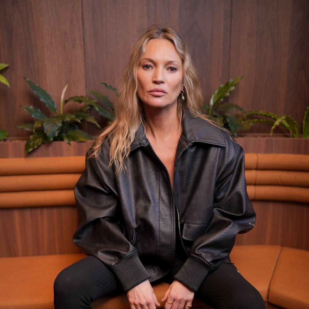 Kate Moss hace de su bolso más exclusivo el mejor accesorio para la playa