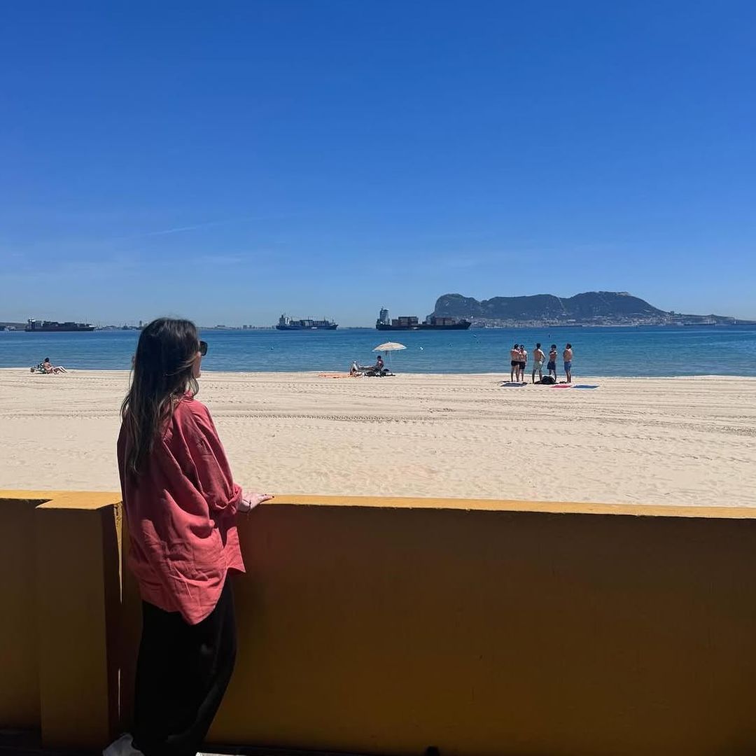 Malú en la playa de Algeciras y con el Peñón de Gibraltar al fondo, Cádiz