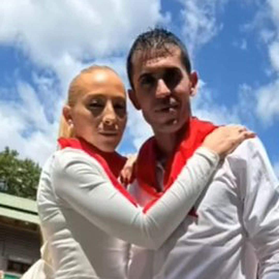 El emotivo homenaje en el primer encierro en San Fermín a dos de los fallecidos por la DANA: "Va por ellos"