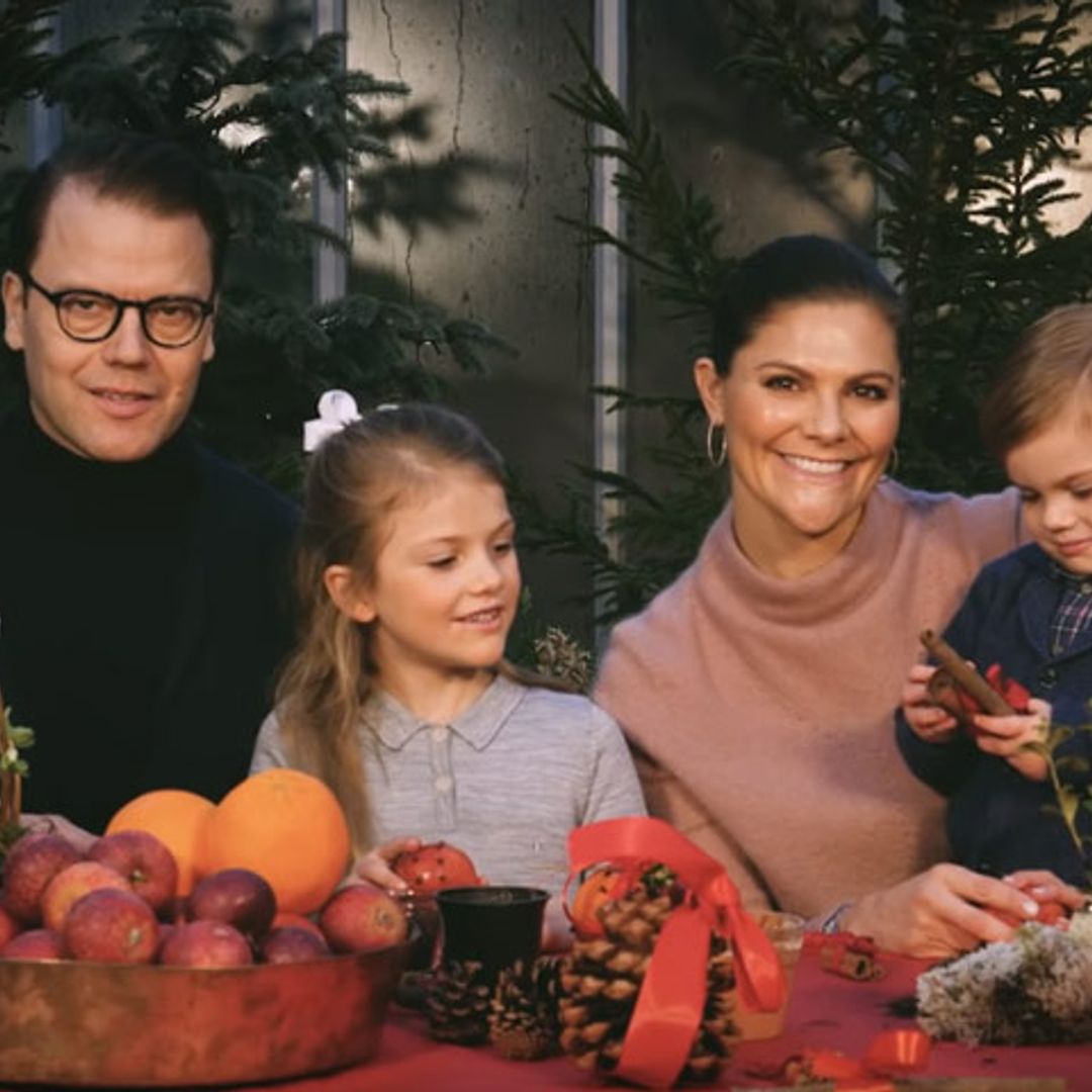 Cantando y preparando adornos navideños, así nos felicitan las fiestas Victoria de Suecia y su familia
