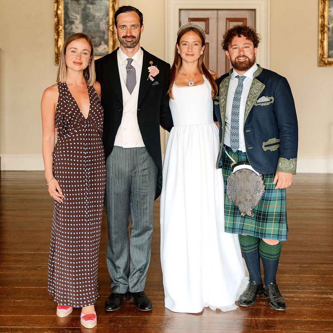 La novia en un retrato junto a sus hermanos, Amelia y Edward
