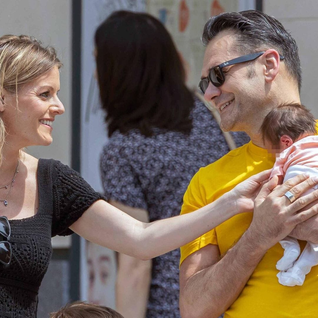 Andrea Ropero e Iñaki López: las fotografías más tiernas de su primer paseo en familia tras el nacimiento de su hija