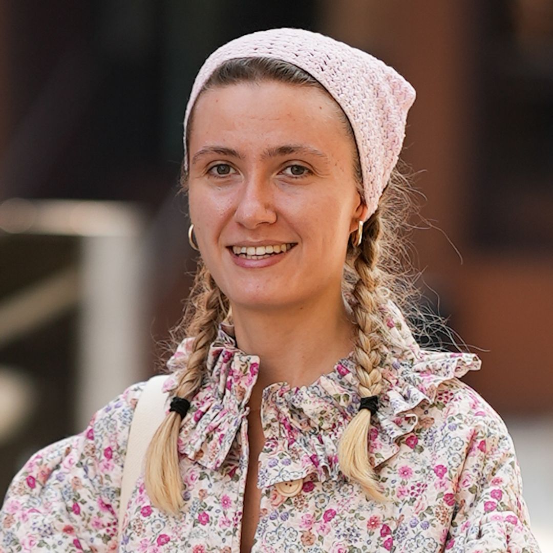 Chica rubia con dos trenzas y un pañuelo en la cabeza