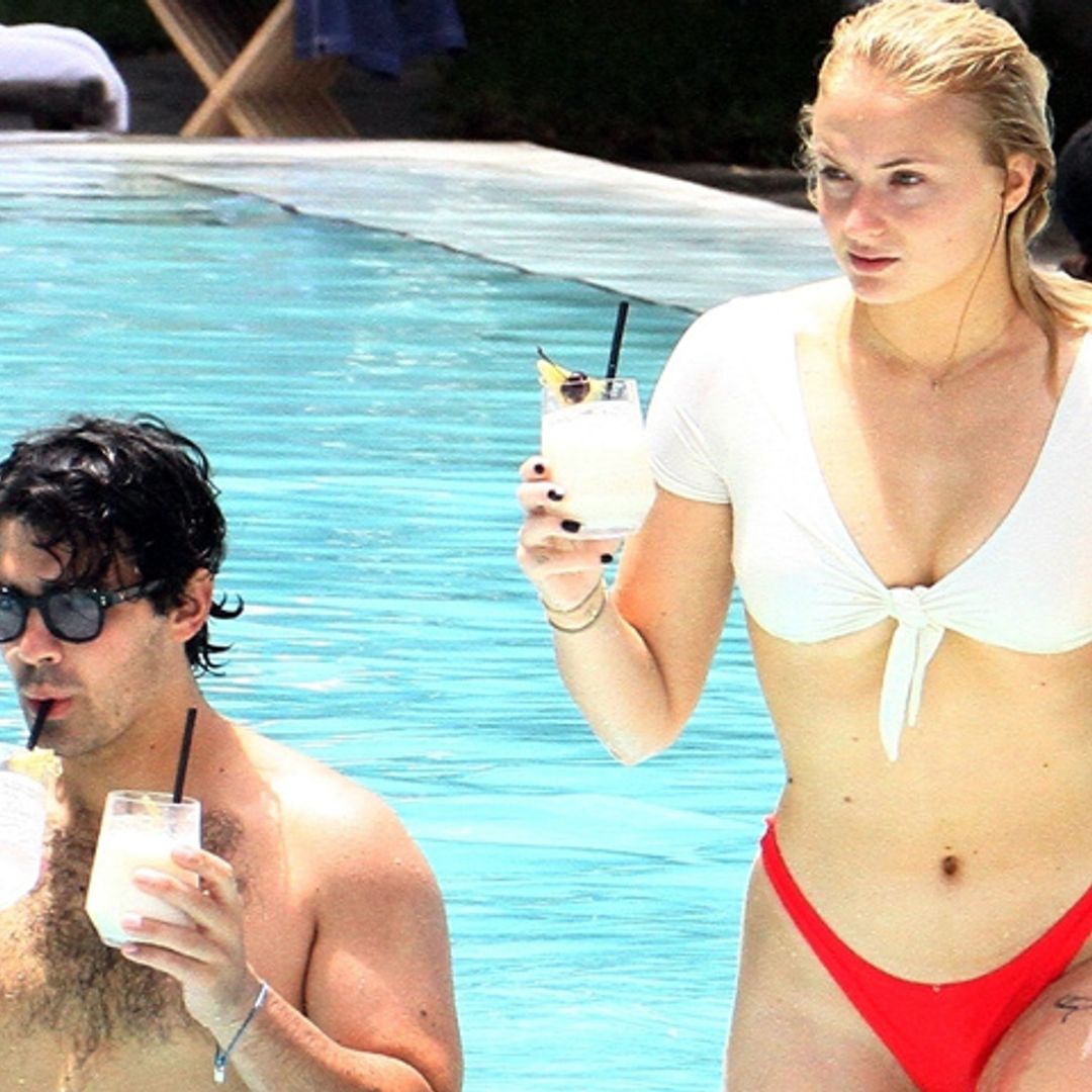 EXCLUSIVA: Joe Jonas y Sophie Turner celebran el cumpleaños del cantante con un baño... de besos