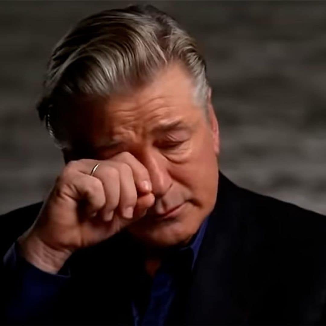 Alec Baldwin llora desconsoladamente y niega haber disparado el arma que causó la tragedia