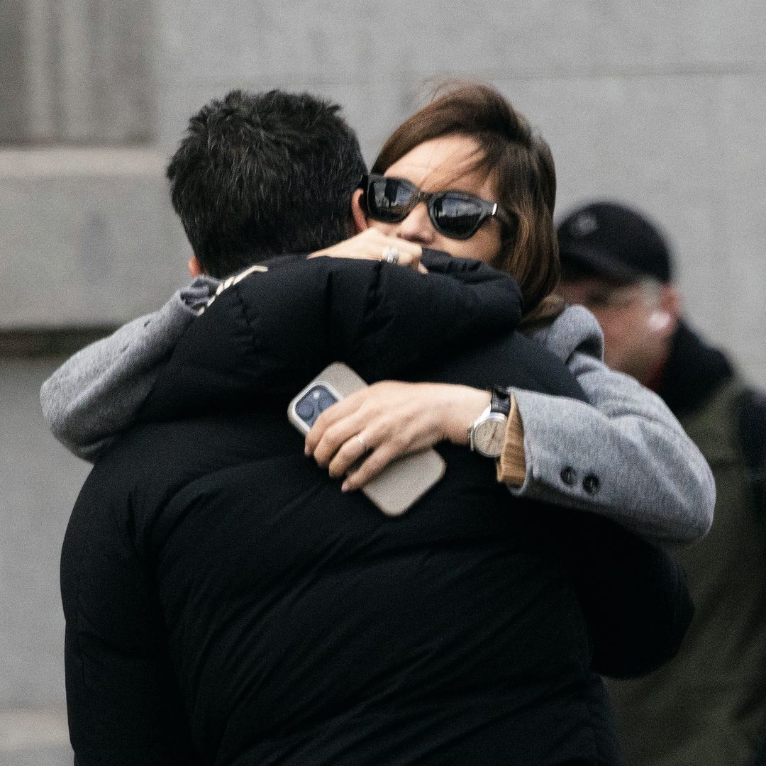 Sara Carbonero y su novio Jota abrazados paseando por Madrid 
