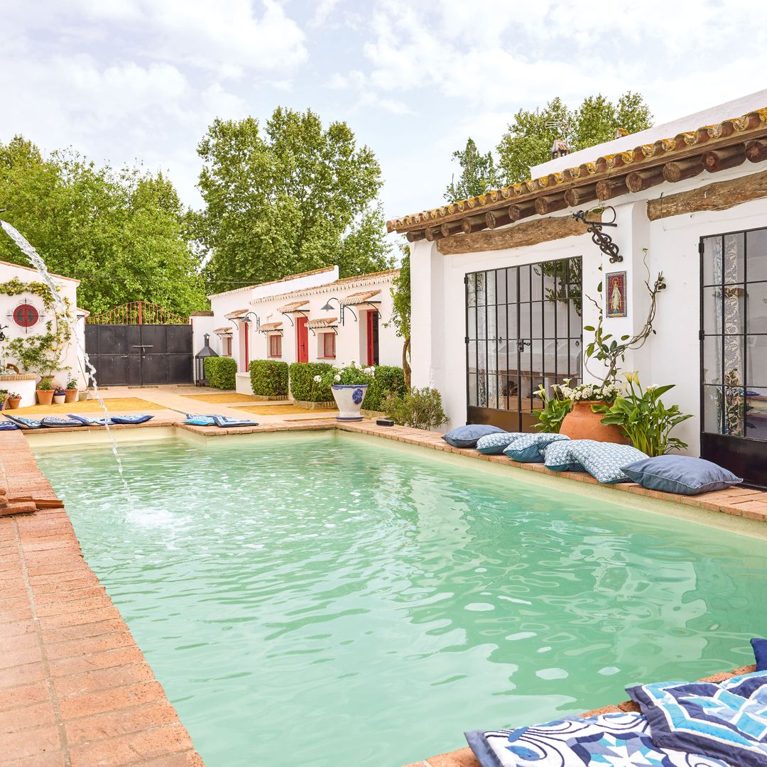 Vista exterior del patio de la casa y la piscina 