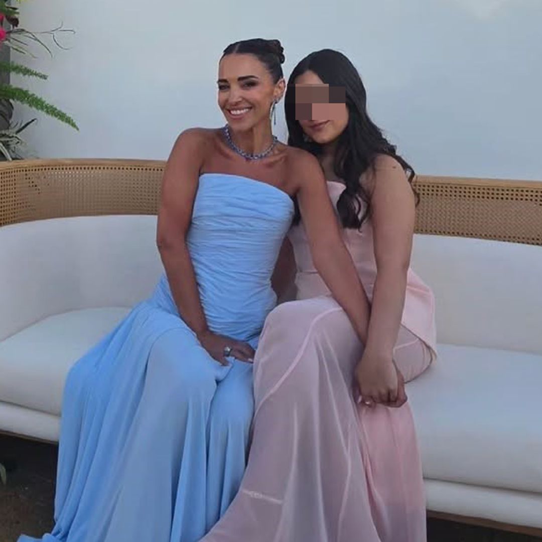 Paula Echevarría se coordina a juego con su hija para ir de boda en Córdoba: un vestido tipo corsé en color pastel