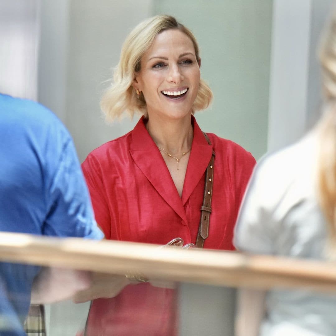 Zara Tindall huye del frío londinense en Australia: un vestido de lino con palmeras y 2 complementos que solo lleva cuando viaja