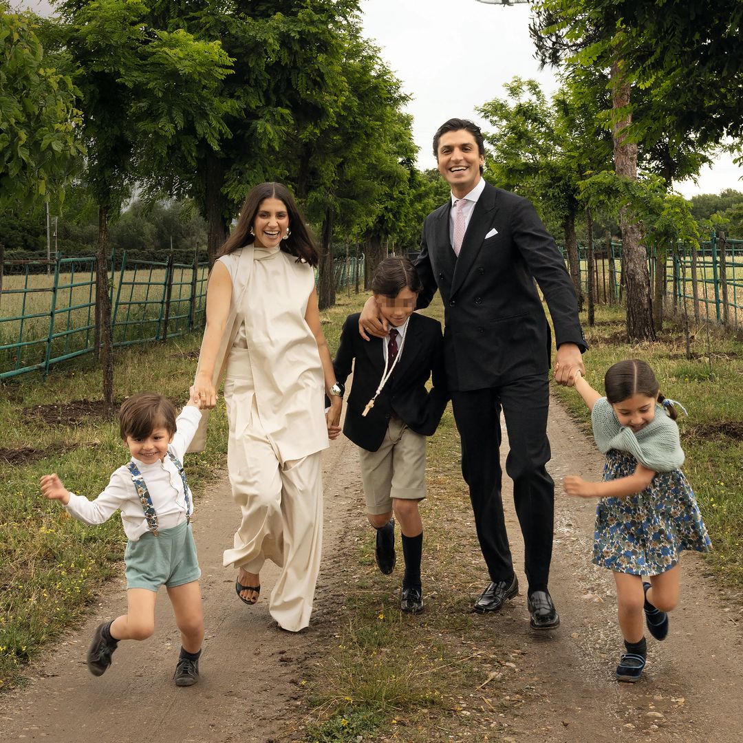 María García de Jaime y Tomás Páramo posan con sus tres hijos —Tomás, Catalina y Federico— en la celebración de la Primera Comunión del mayor. A sus diez años, Tomi ha dado este importante paso, en su colegio, y después lo celebraron en el campo, rodeados de familia y amigos.