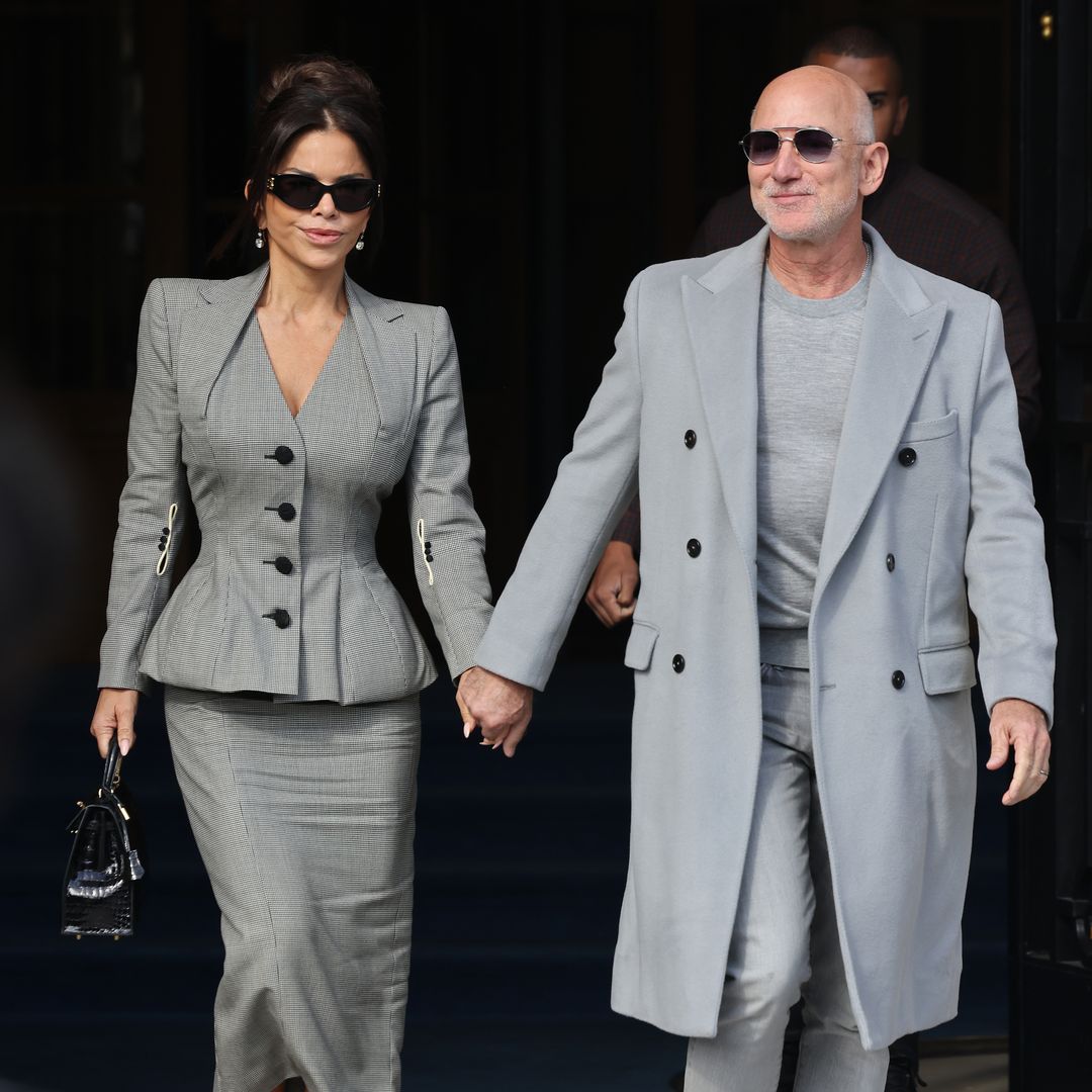 El look coordinado de Lauren Sánchez y Jeff Bezos en París: un Galliano 'vintage' de 1995 que causa sensación