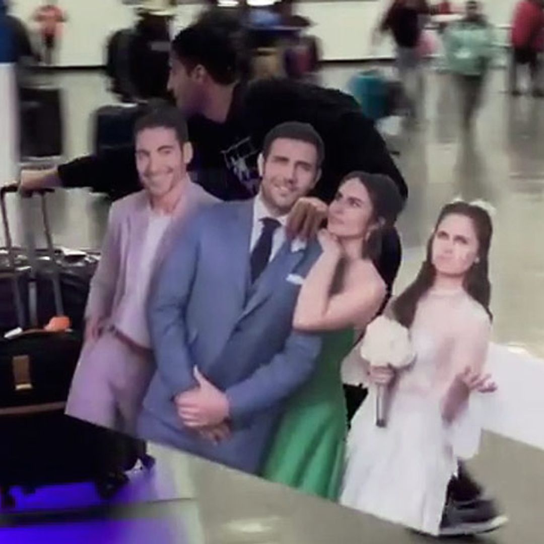¿Qué hace Miguel Ángel Silvestre corriendo por el aeropuerto con un cartel 'robado'?