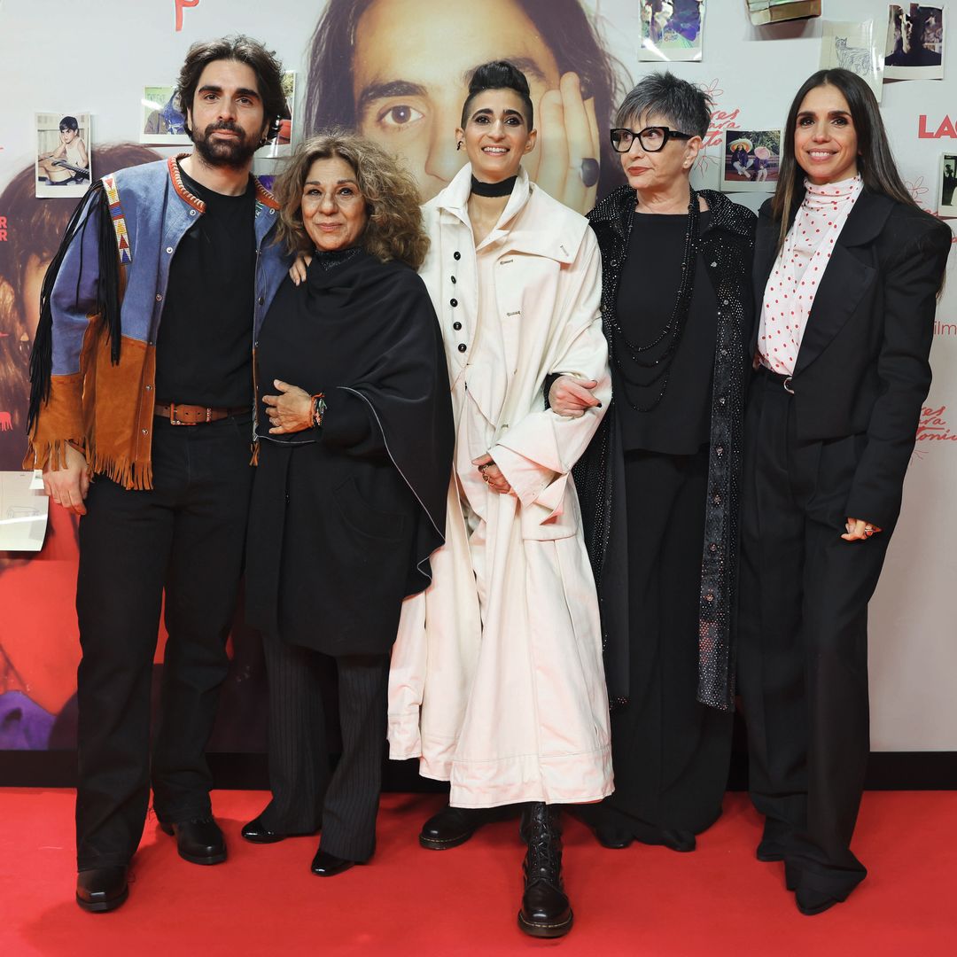 Lolita y Alba Flores con Ana Villa y Guillermo y Elena Furiase en la presentación de Flores para Antonio