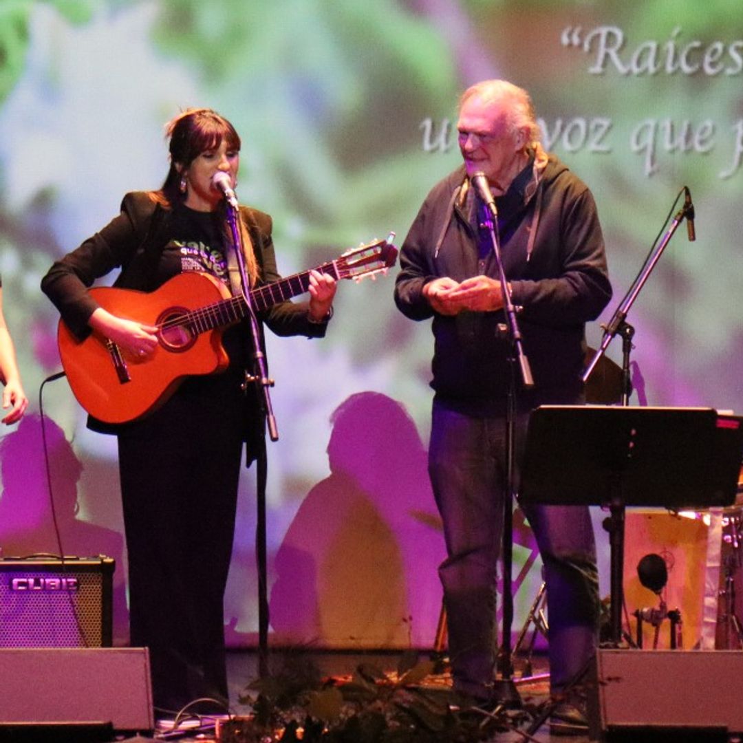 Pedro Piqueras sorprende cantando junto a Rozalén y muestra una faceta muy diferente a la que nos tenía acostumbrados
