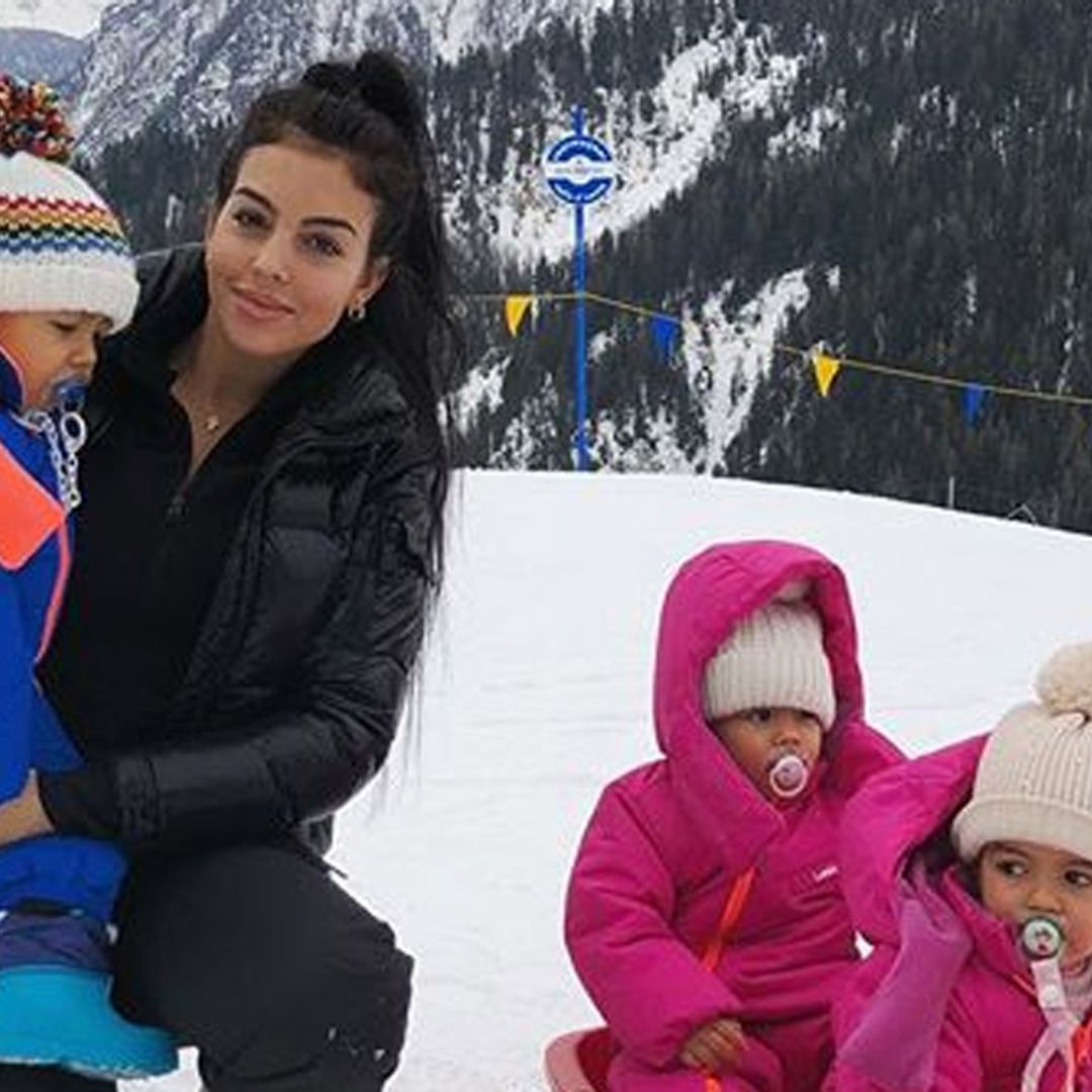 ‘Al chacachá del tren’, Georgina y su original paseo con los pequeños Eva y Mateo