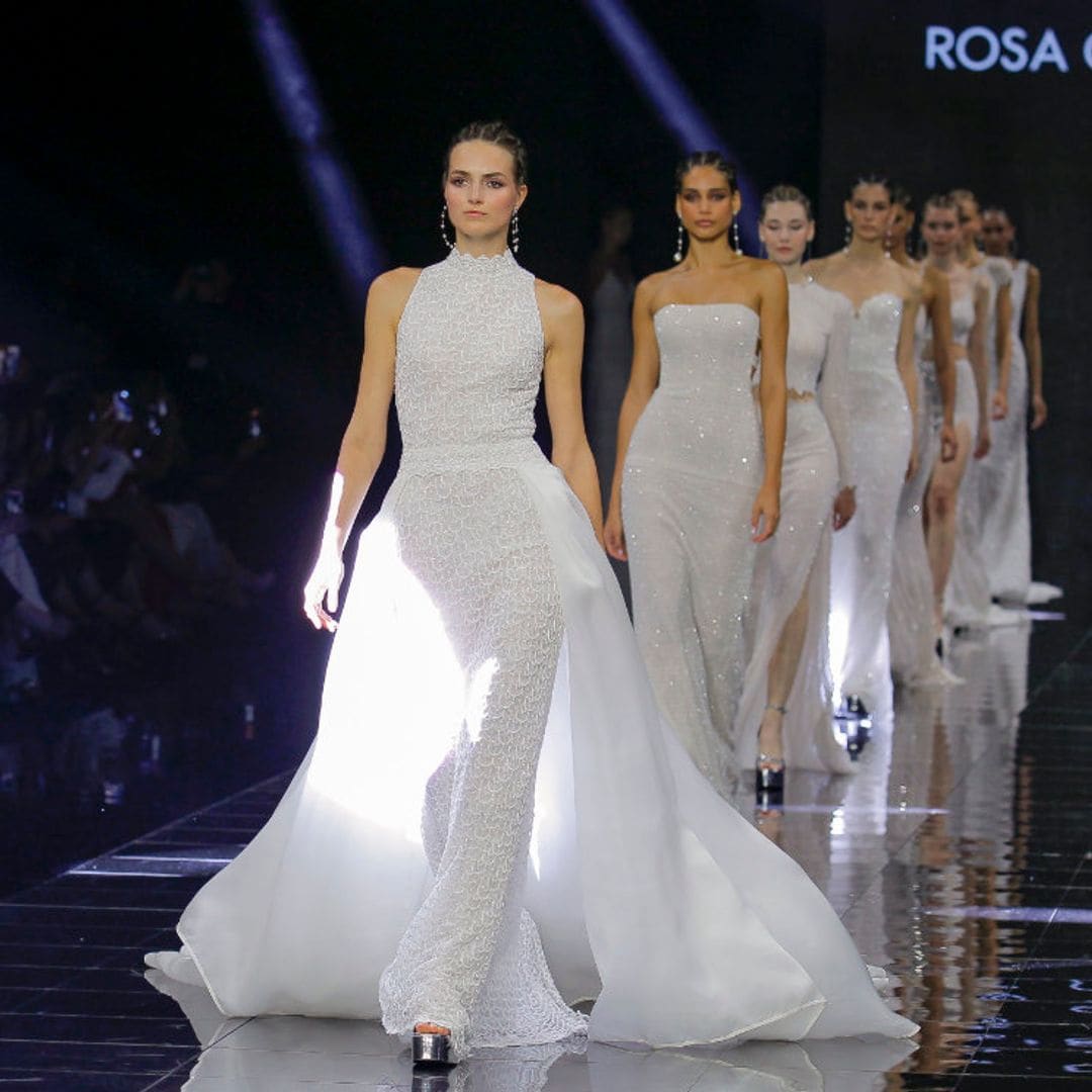 Rosa Clará sorprende con vestidos desmontables, 'crop tops' y maravillosos volúmenes en su colección