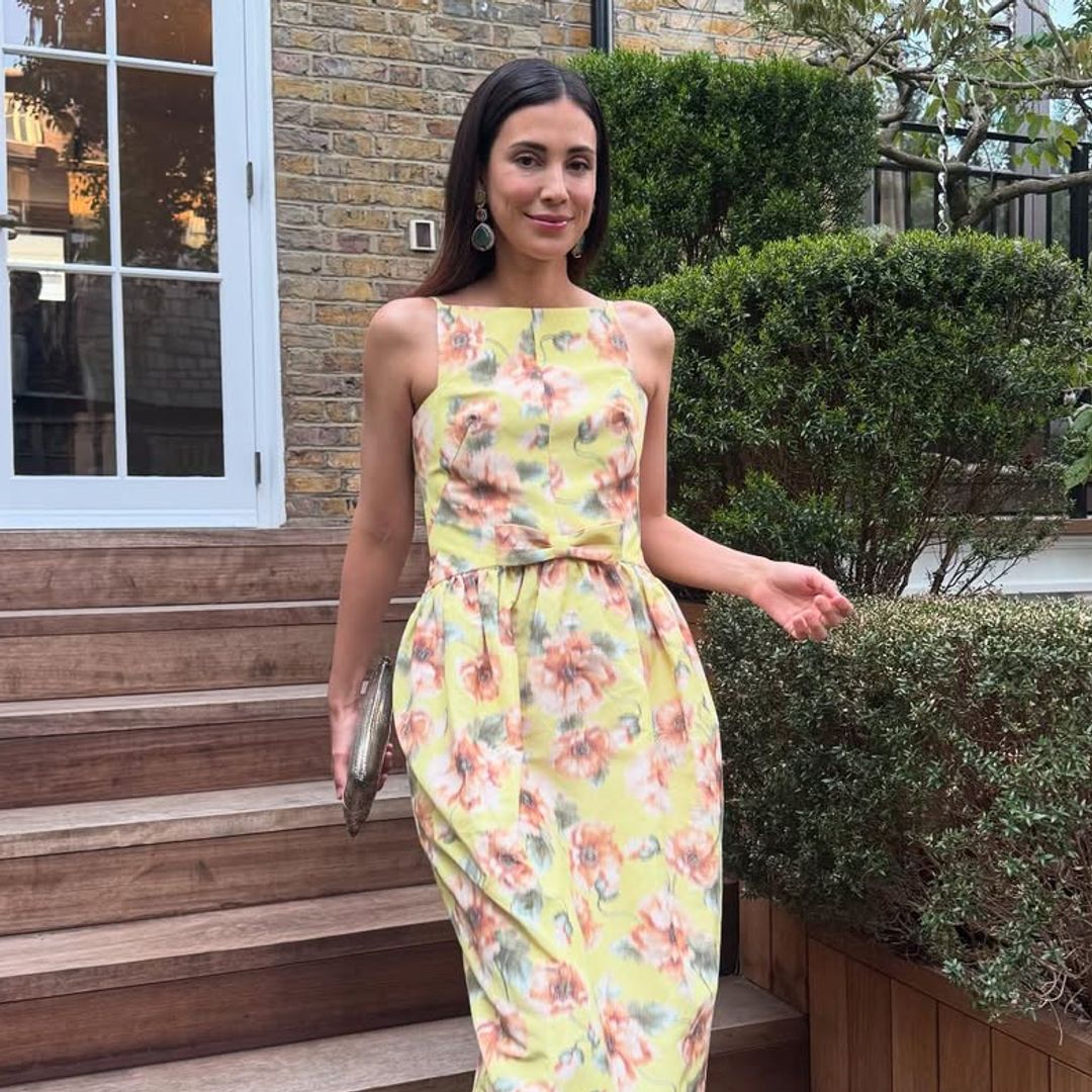 Sassa de Osma, dos looks y una boda: vestido floral en el color de la temporada y capa con bordados joya para su segunda elección
