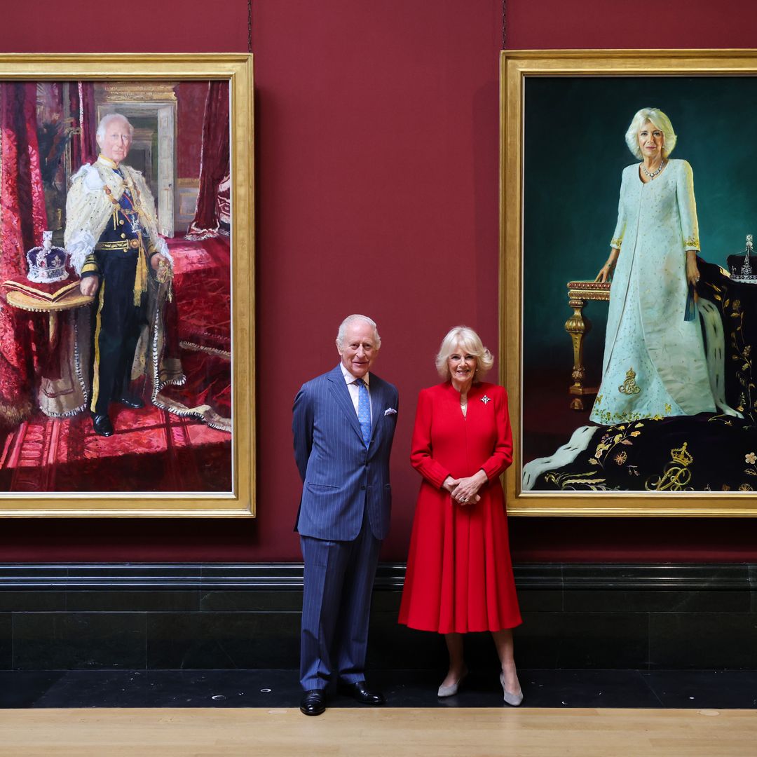 Los reyes Carlos y Camilla estrenan retratos 'a la española' por el segundo aniversario de su coronación