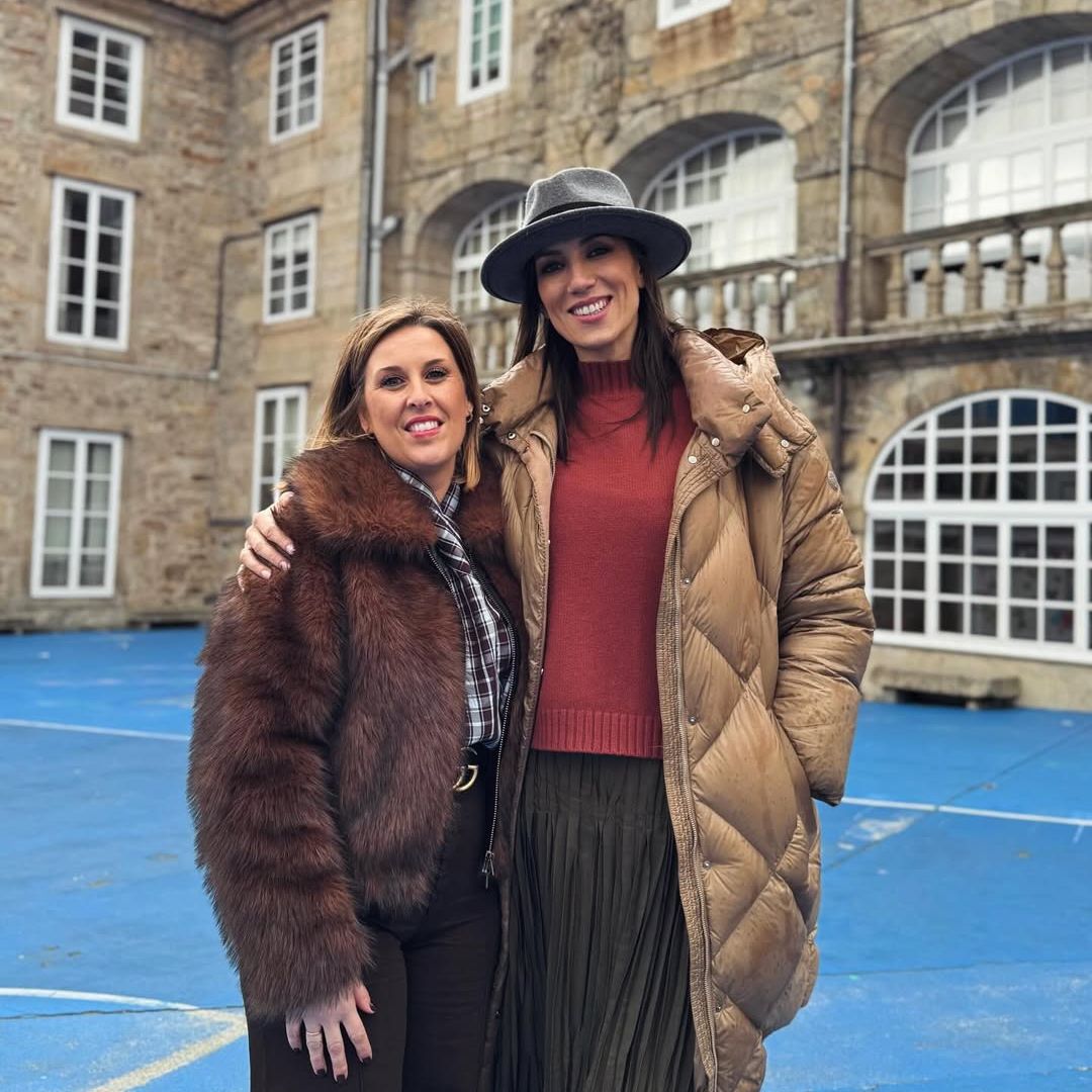 Patricia Pardo y su amiga en el patio de su cole