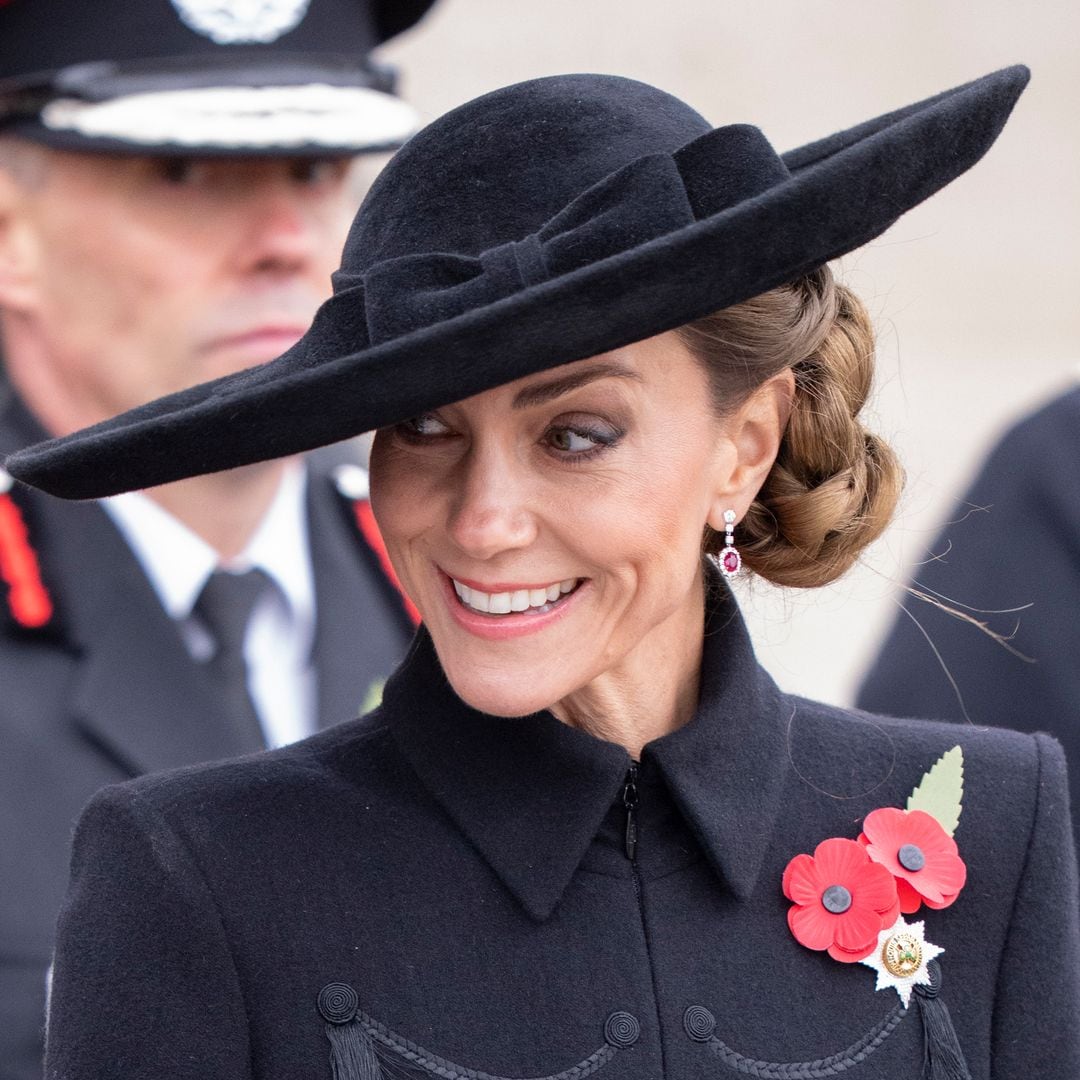 Kate Middleton cambia su melena por el recogido trenzado más romántico con pamela en el 'Armistice Day'