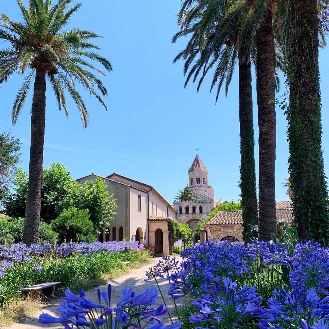 Conjunto monástico en la isla de Saint-Honorat, Cannes, Francia