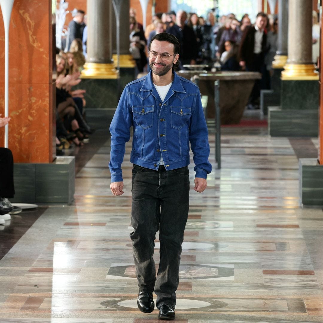 Nicolas Ghesquiere saluda al público al final del desfile de Louis Vuitton Primavera/Verano 2026