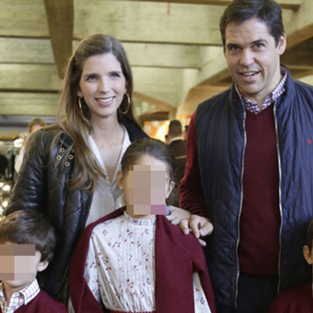 Luis Alfonso de Borbón y Margarita Vargas se divierten con sus hijos en el Rastrillo Nuevo Futuro