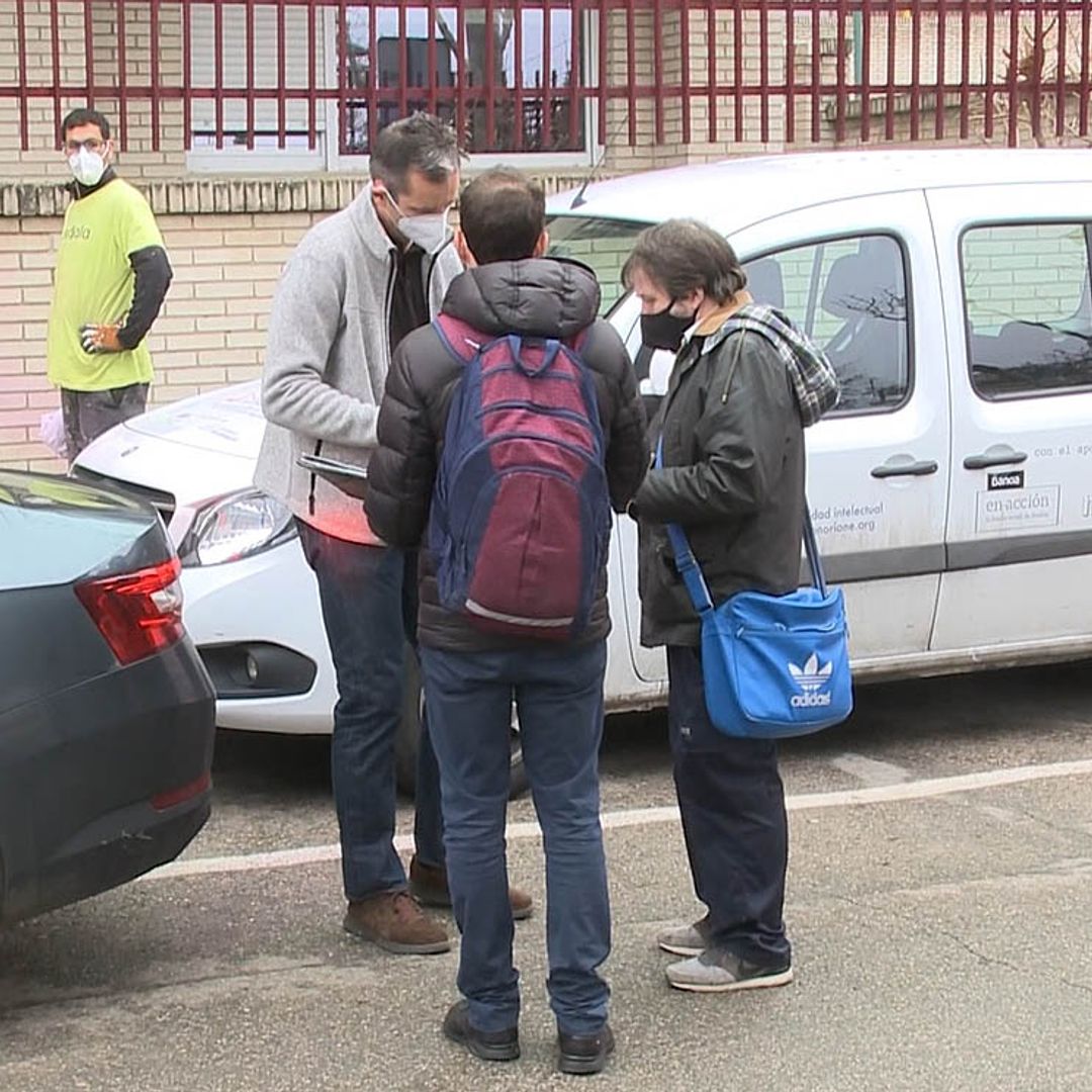 Autógrafos, fotos... La salida de Iñaki Urdangarin del centro Don Orione entre fans