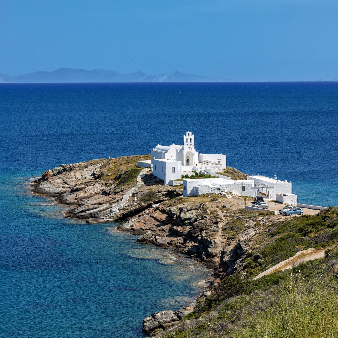 Sifnos, perteneciente al archipiélago de las Cícladas, es famosa por sus numerosas iglesias y monasterios, con más de 365 repartidos por toda la isla