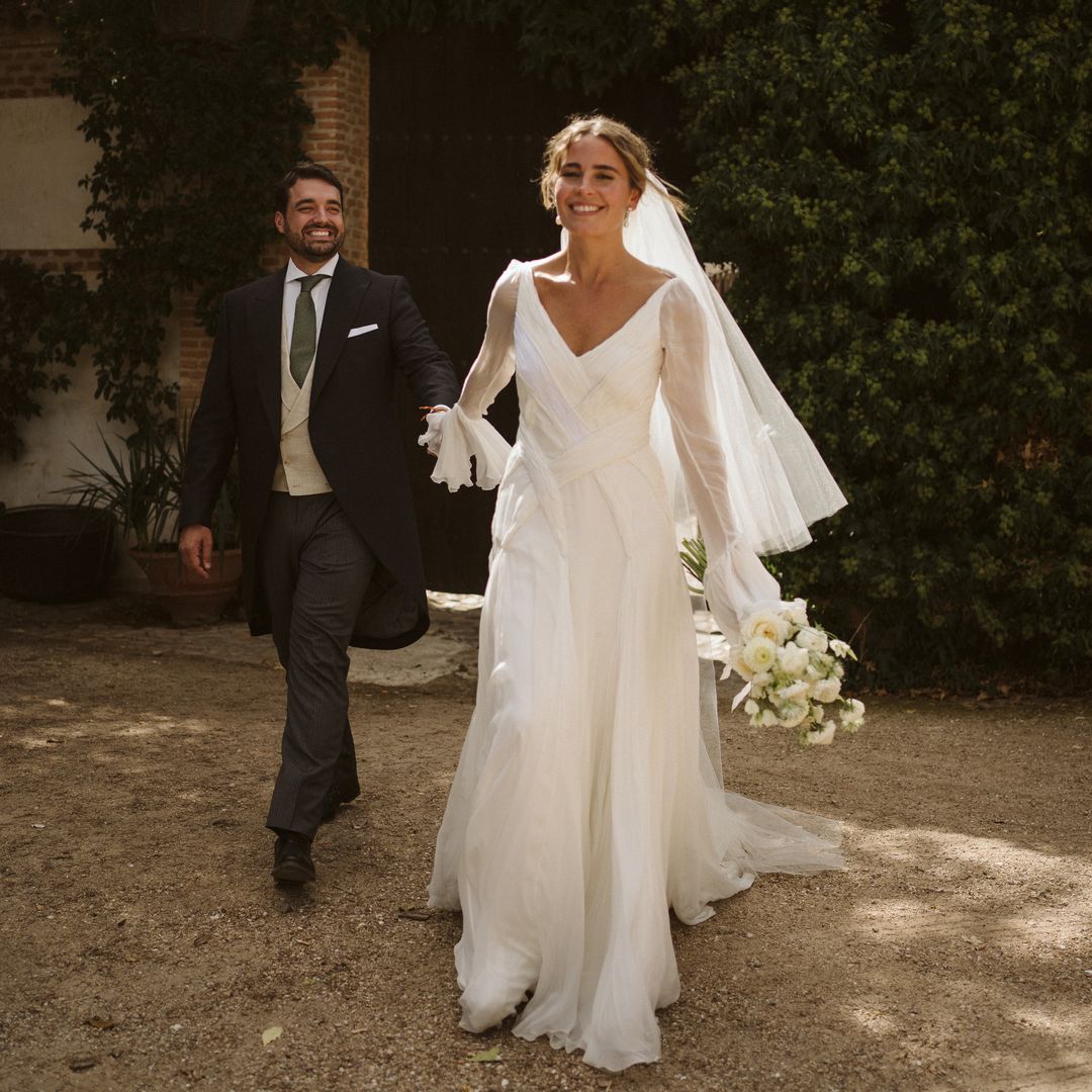 Las novias más virales llevan vestidos plisados y estos 13 diseños lo demuestran